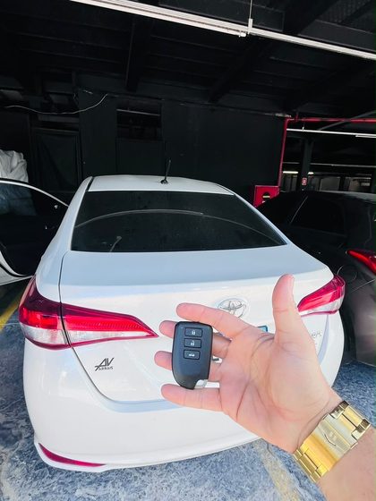 Chave codificada entregue para um Toyota Yaris branco