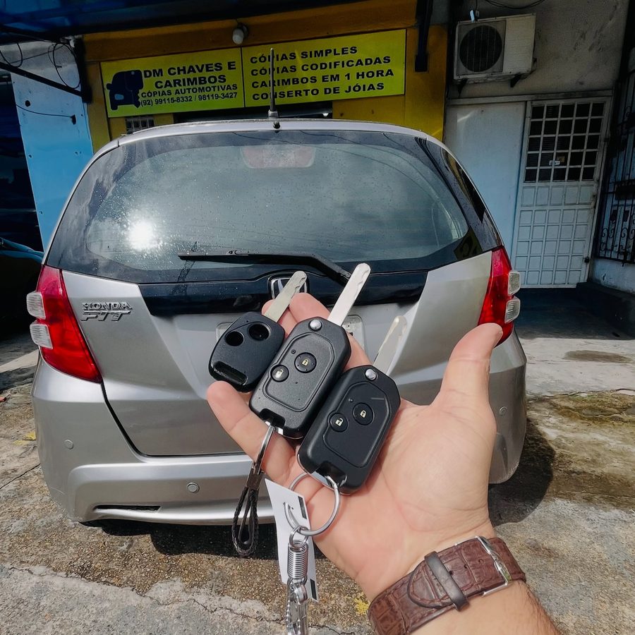 Fachada da loja com o quadro de serviços: cópias simples, cópias codificadas, carimbos em 1 hora e conserto de jóias