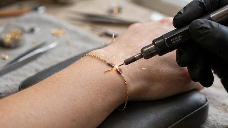 Solda de precisão em uma corrente de ouro fina, feita com equipamento de solda a arco