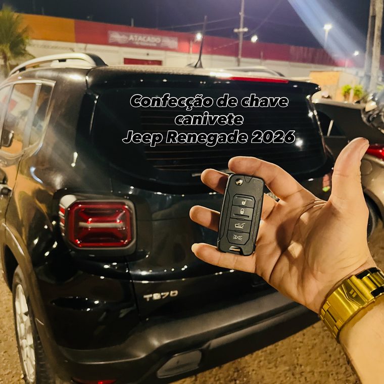 Chave canivete recém-confeccionada para Jeep Renegade, com o veículo ao fundo
